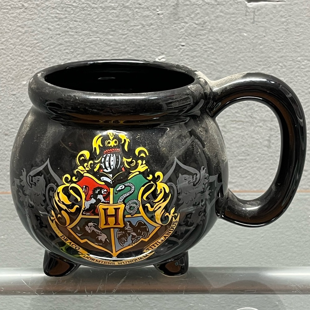 Black Hogwarts Crest Mug